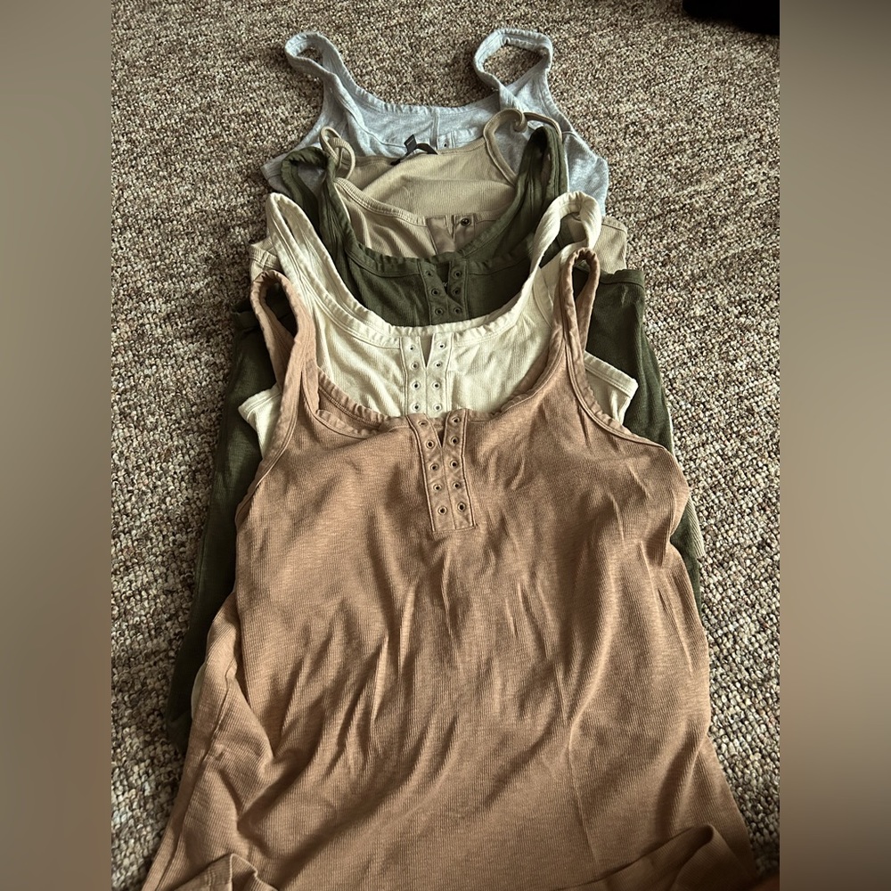 Aerie Tank Tops (Lot of 4) PLUS Banana Republic Tank Top
